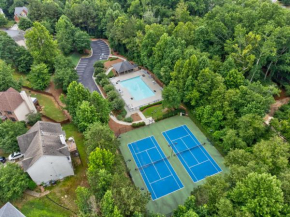 Large home with pool, 8 min from Mall of Georgia!